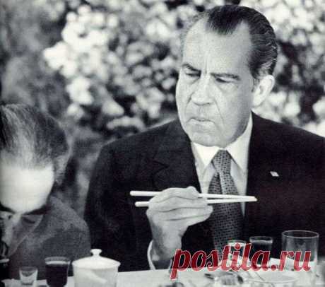 Ричард Никсон пытается научиться есть палочками, 1972 год.