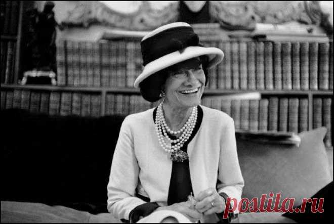 10 правил Coco Chanel. 1. Брюки делают женщину свободной.
2. Идеальная юбка должна закрывать колени.
3. Аксессуаров должно быть много - чем больше, тем лучше.

4. Идеальный костюм сочетает в себе мужское и женское.
5. Стильная обувь может быть двухцветной.
6. Сумка должна быть на ремешке, чтобы руки оставались свободными.
7. Поклоняйтесь маленьким черным платьям.
8. Пиджаки должны быть мягкими, как жакеты.
9. Роскошь должна быть удобна, иначе это не роскошь.
10. Духи - такая же одежда.