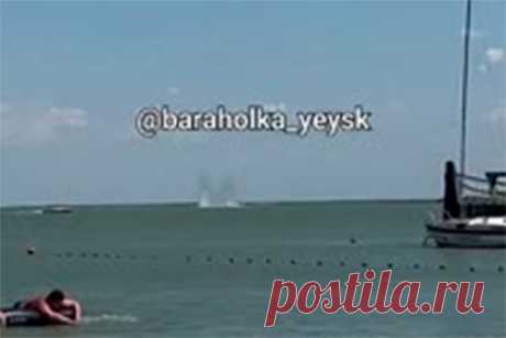 Возможный момент падения Су-25 в море в Краснодарском крае сняли на видео. Очевидцы сняли на видео возможный момент падения Су-25 в море в Ейске на Кубани. На кадрах с кубанского пляжа видно, что при падении самолет поднял в воздух огромные всплески воды. По предварительным данным, пилота штурмовика удалось спасти. Власти региона не комментировали случившееся.