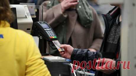 Полиция предупредила о новом виде мошенничества в московских магазинах Новый вид мошенничества появился на кассах в московских супермаркетах, полиция советует покупателям быть бдительными.Как сообщили в пресс-службе столичного главка МВД, суть мошеннической схемы заключается в том, что к покупателю из очереди подходит человек, который предлагает заплатить за покупки картой, а взамен от потенциальной жертвы получить деньги наличными, передает ТАСС.Свою просьбу мошенники объ...