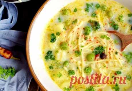 Сырный суп с яичной лапшой и зеленым горошком: потрясающе вкусный и ароматный!