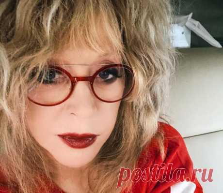 Алла Пугачева удивила макияжем напомнив образ на Хэллоуин: певица поделилась необычным фото