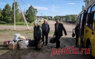 Эвакуированные из-под Купянска украинцы возвращаются ради огородов. Некоторые жители Купянского района Харьковской области пытаются вернуться домой из эвакуации, чтобы засеять огород.