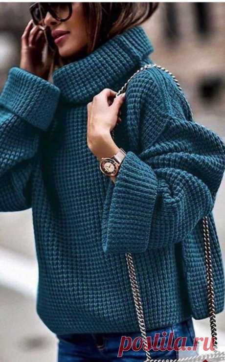 Стильный свитер простым узором.