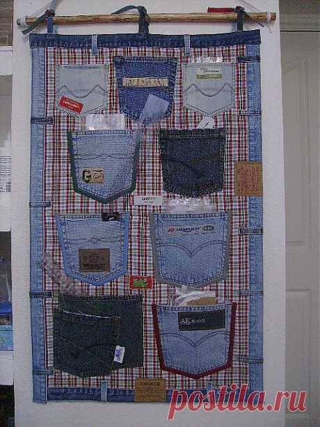 Вторая жизнь джинсовых кармашек | PoryadokVdome.com.
В сегодняшней статье мы посмотрим, что можно сделать со старыми джинсами, если у вас их набралось несколько штук. Только я не собираюсь предлагать вам какие-то сложные выкройки на тему «Что можно сшить из старых джинс». Лучше мы возьмём  самые готовые джинсовые детали, которые не надо доделывать или переделывать и, применив чуточку фантазии, рассмотрим некоторые идеи по их применению.