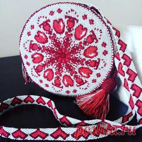 Wayuu mini çanta, "V" - tekniği
#wayuubags #wayuuçanta #crochet #crochetbag #knitting #knittingbag #handmade #handmadebags #örgüçanta #orgu #häkeln #stricken #wolle  #kalite #butarzbenim #einzigartig#вязаныесумки #pinterest #instagram #omuzçantası #stricken #trend #moda #elisi#narin#minyoon#сумкакрючком#wayuutürkiye #farklıörgümodelleri
Ölçü :cap-20sm, genishlik-5,5sm,sap uzunluğu - 125sm