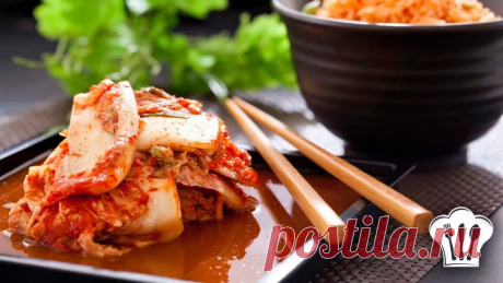Кимчхи   
Главное место в корейской кухне занимает кимчхи — квашеные овощи с острыми приправами. Основным компонентом блюда является пекинская капуста. К ней добавляют острый перец, лук, имбирь и чеснок и другие овощи по вкусу или растения семейства крестоцветных.