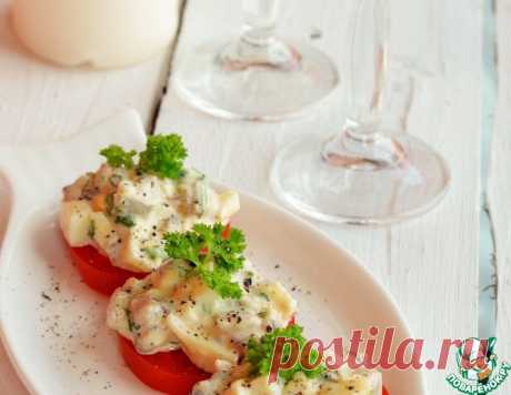 Закуска из мойвы на томатных слайсах – кулинарный рецепт