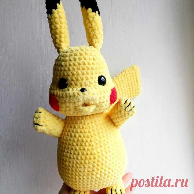 PDF Пикачу крючком. FREE crochet pattern; Аmigurumi toy patterns. Амигуруми схемы и описания на русском. Вязаные игрушки и поделки своими руками #amimore - плюшевый покемон Пикачу с покеболом, популярный персонаж аниме из плюшевой пряжи.