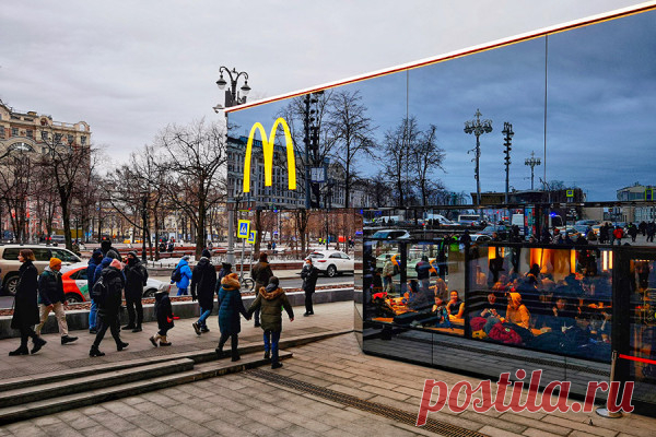 Последний день работы первого в России McDonald's перед закрытием. McDonald's объявил о закрытии всех 850 ресторанов в России на неопределенный срок с 14 марта. Компания продолжит платить зарплату свои сотрудникам, их в стране около 62 тыс. Первый в России ресторан сети открылся в Москве на Пушкинской в 1990 году. Как прошел его последний день работы перед временным закрытием — в фоторепортаже РБК.