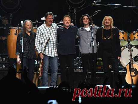 Группа Eagles объявила о прощальном турне и завершении карьеры | Pinreg/шоу-бизнес Новости: Американская рок-группа Eagles, известная по хиту Hotel California, объявила о прощальном турне и завершении карьеры. Об этом коллектив сообщил на своем