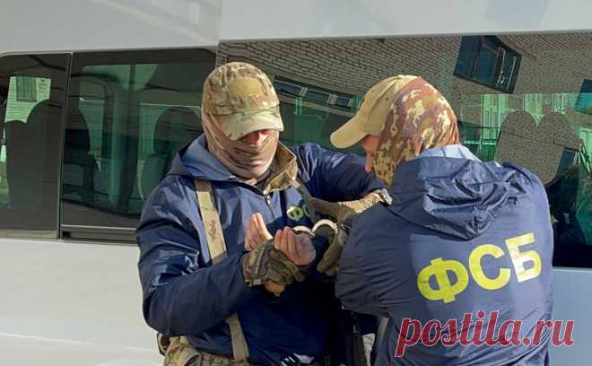 ФСБ задержала жительницу Запорожья за попытку подрыва военного грузовика. Сотрудники ФСБ задержали с поличным жительницу Запорожской области при попытке подорвать военный грузовик.
