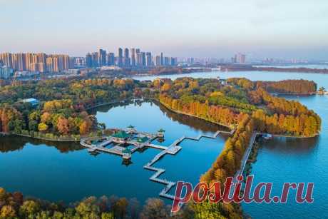 Восточное озеро Дунху в Ухане. Пейзажный парк близ резиденции Мао Цзедуна и членов политбюро КНР.
