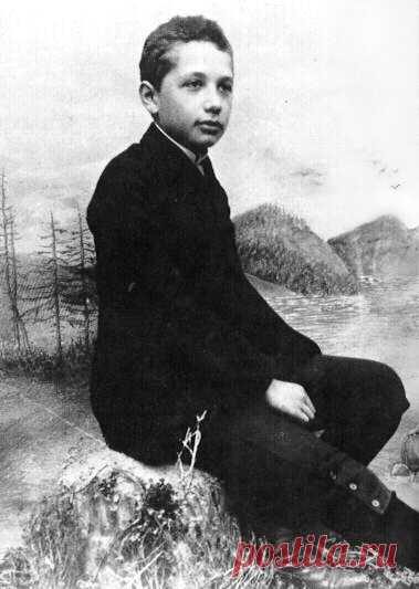 Каким был Альберт Эйнштейн: 15 фактов из жизни великого гения. Альберт Эйнштейн родился 14 марта 1879 года в южногерманском городе Ульме, в небогатой еврейской семье.
Учёный жил в Германии и США, впрочем, всегда отрицал, что знает английский язык. Учёный был обще…