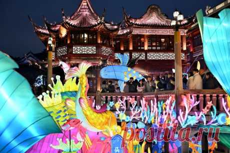Фестиваль бумажных фонарей в парке Юйюань. Яркое культурное событие происходит в Шанхае.
