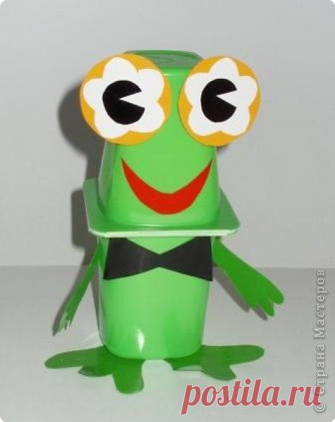 поделки из стаканчиков йогурта. из пластиковых стаканчиков. поделки из стаканчиков из под йогурта. поделки из йогуртовых стаканчиков. поделка из йогуртового стаканчика.