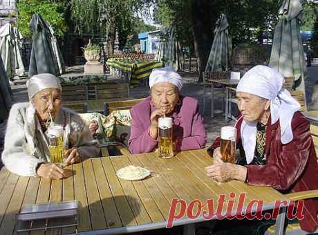 три старушки за столом,пили пиво с юморком.
