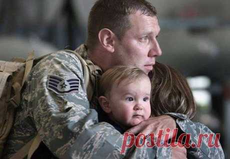 Солдат прощается с семьей перед отъездом в Афганистан