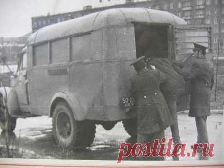 В автозаке (2 фото) | Чёрт побери В автозаке было весело и совсем нестрашно. Кто-то даже сказал, что как в клубе, только на колесах (взрыв хохота) и решетки на окнах. Пацаны шутили и делали селфи, чатились, звонили друзьям и подругам. Бывалый оппозиционер и матёрый борец Глеб Яшкин авторитетно заявил, что повезут, скорее всего, в какое-то ОВД в ЦАО, оформят протоколы, позвонят родителям (если кто несовершеннолетний), да и отпустят. -Часов в девять вечера вы дома будете, па...