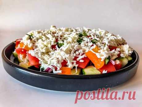 Шопский салат является одним из самых известных и популярных блюд балканской кухни. Узнайте, как его приготовить