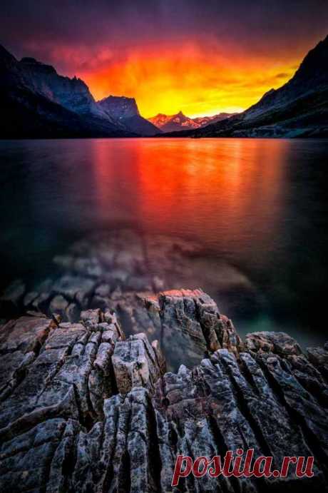 St Mary Lake - Glacier National Park - Montana, USA  | Andrea Schellenberger приколол(а) это к доске Nature's Beauty | Pinte…
