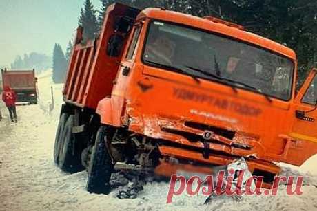 В ДТП на трассе в российском регионе погибли двое полицейских и подозреваемый. На трассе в Удмуртии погибли два сотрудника уголовного розыска и подозреваемый по уголовному делу, когда ехали в машине к месту проведения следственных действий. Авария произошла днем 31 января на участке автодороги между деревнями Загребино и Верх-Нязь. «Лада Гранта» при обгоне выехала на встречную полосу.