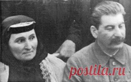 Сталин с матерью Екатериной Джугашвили. 1935 год. / История цивилизаций!
