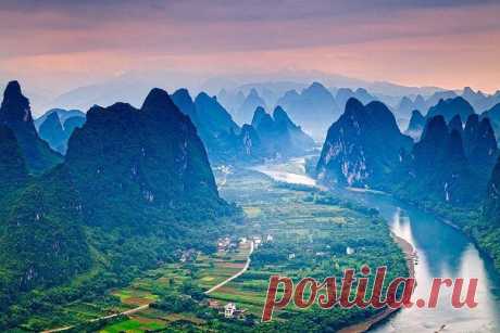 Река Ли. Она находится в китайской провинции Гуанси, и ее называют «рекой поэтов и художников», т.к. она окружена невероятно красивыми пейзажами – зелеными холмами, конусообразными известняковыми пиками и террасовыми рисовыми полями.