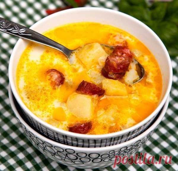 Ароматный суп с копчеными колбасками, картофелем и сметаной