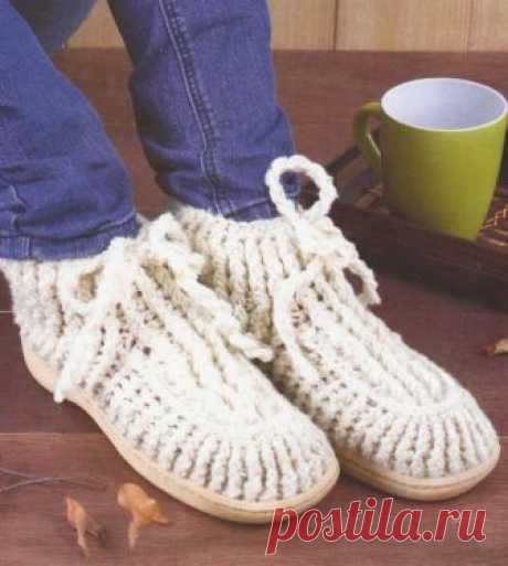 Patrón #429: Botines a Crochet | CTejidas Zapatos tipo botines elaborados a crochet o ganchillo en hilo grueso color blanco. Mira más instrucciones y el botón para descargar este patrón al final de las imágenes. Ver más patrones | Ver tutoriales | Ver más zapatos Créditos: Croché – Zapatos Cómodos, Casuales y a la Moda Haz clic aquí para saber como descargar este patrón o tutorial. Consigue