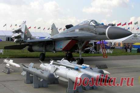 Палубный истребитель &quot;МиГ-29К&quot; КБ Микояна
МиГ-29К создавался как многоцелевой истребитель в дополнение к истребителю-перехватчику Су-27К на авианосцах, которые планировалось принять на вооружение ВМФ СССР в 90-е годы. Однако в результате в серию пошел только самолет фирмы Сухого.