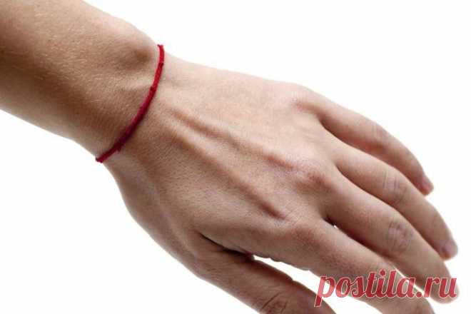 Защитные нити на руке: как выбрать цвет и правильно завязать браслет-оберег
