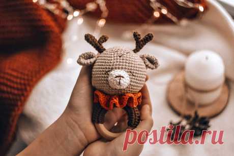 PDF Погремушка Олень крючком. FREE crochet pattern; Аmigurumi animal patterns. Амигуруми схемы и описания на русском. Вязаные игрушки и поделки своими руками #amimore - погремушка в виде оленёнка, маленький олень для малышей.