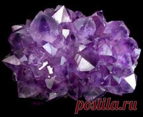 Камни и кристаллы.Прозрачные лиловые аметисты завораживают своей возвышенностью.
