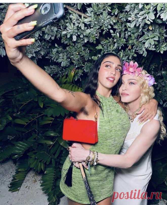 Мадонна вздрогнула, увидев фотографию своей дочери
Приветствую всех, зашедших к нам на огонёк. Мы, как обычно, обсуждаем и рассуждает на тему «Красота». И сегодня главное действующее лицо — поп-королева Мадонна, а точнее она со своей дочерью Лурдес.   Мадонна поделилась новым снимком в Instagram со своей дочерью Лурдес.   Споры в комментариях вызвала одна деталь фото — у дочери поп-звезды волосы […]
Читай пост далее на сайте. Жми ⏫ссылку выше
