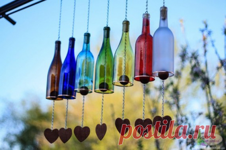 Glass Wine Bottle Wind Chime, Garden Gift, Mom, Teacher, Aunt, Housewarming, Dad, Outdoor, Patio Decor, Mother, Windchime, Art, Recycle Never before has the beauty of sight and sound complimented each other so perfectly. These Wine Bottle Wind Chimes are the perfect addition to any back yard or patio. We expertly cut a 750ml wine bottle and wrap it in a beautiful cooper accent that lets the sunlight dance off it. Then