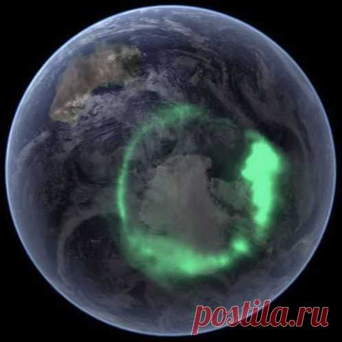 Vanuit de ruimte zijn aurora's kronen van licht rond beide polen van de Aarde. De IMAGE-satelliet nam deze foto van de Aurora Australis (het zuiderlicht) op 11 september 2005. Afbeelding: Ruimtefoto's van NASA (© NASA)