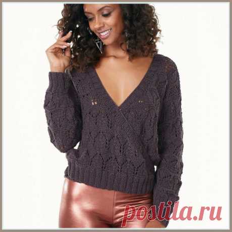 Стильный пуловер спицами с запахом (запахивающийся на одну сторону) цвета мокко.
Эффектная и женственная модель, слегка укороченный фасон.