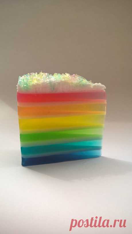 Rainbow Soap Cake Slice These luxurious cakes are packed with skin softening oils and moisturising glycerine, as well as fine fragrances – perfect to give as gifts, party favours, or just to treat yourself! Each slice comes wrapped and ready to use. Whole cakes available upon request.  These beautiful slices of Rainbow soap have an amazing scent reminiscent of Refreshers sweets and are guaranteed to brighten up any bathroom! Place them on a windowsill with the morning sun ...