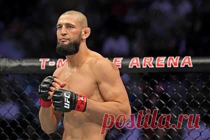 Чимаев сфотографировался с флагом Палестины перед турниром UFC 294. Боец смешанного стиля (ММА) Хамзат Чимаев вместе с американцем палестинского происхождения Белалом Мухаммадом сфотографировался с флагом Палестины. Фото сделано перед турниром UFC 294, который пройдет 21 октября. В его рамках Чимаев подерется с экс-чемпионом промоушена в полусреднем весе американцем Камару Усманом.