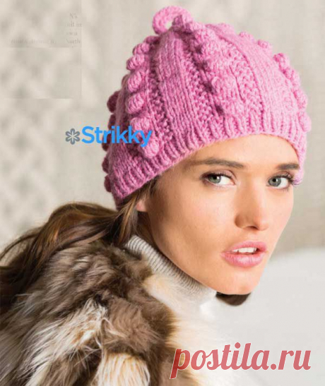 Тёплая женская шапочка с шишечками от Deborah Newton вязаная спицами | Strikky.ru