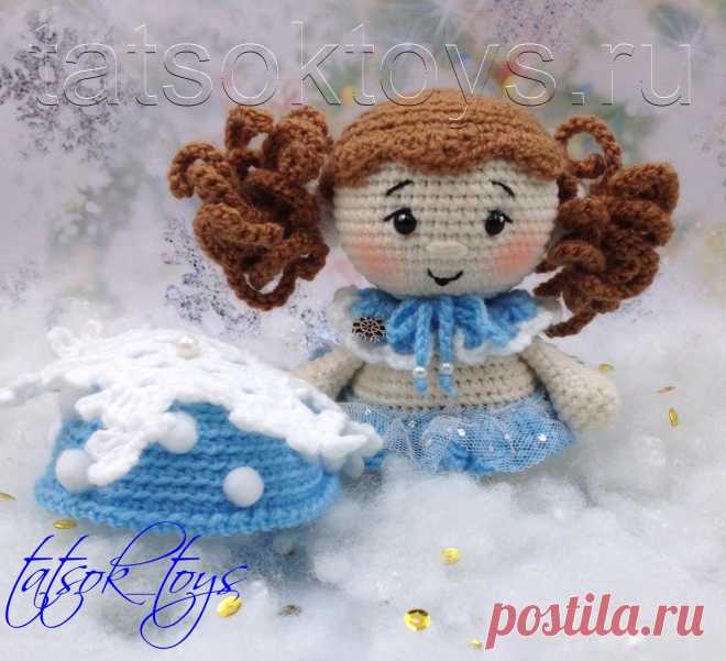 PDF Малышка Снежинка крючком. FREE crochet pattern; Аmigurumi doll patterns. Амигуруми схемы и описания на русском. Вязаные игрушки и поделки своими руками #amimore - маленькая кукла в наряде снежинки, пупс в новогоднем костюме, куколка к Новому году, пупсик, девочка.