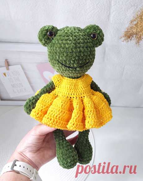 PDF Плюшевая Лягушка крючком. FREE crochet pattern; Аmigurumi toy patterns. Амигуруми схемы и описания на русском. Вязаные игрушки и поделки своими руками #amimore - плюшевый лягушонок, большая лягушка из плюшевой пряжи.