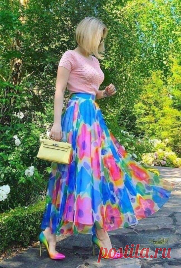 Цветочная длинная юбка макси имеет сладкий богемный дух, сочетайте ее с кофточкой светлых тонов и стильной сумкой.
