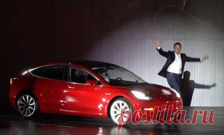 Tesla Model 3: электрокар на огромной скорости попал в ДТП однако водитель остался жив