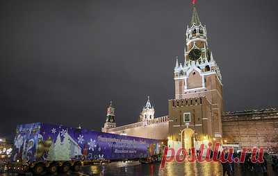 В Кремль привезли главную новогоднюю ель страны. Специальный автопоезд ввез ее через Спасские ворота для последующей установки на Соборной площади