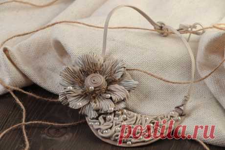 Collar con flores de cuero gris natural artesanal original de moda para mujer 1970073345: Collares de cuero Compre artículos artesanales / MADE ❤