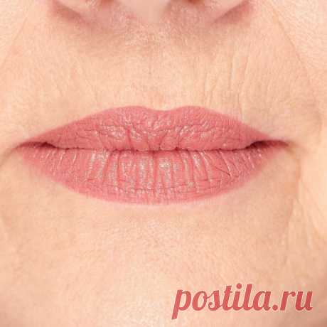 Учимся омолаживать губы в 60 лет: как их правильно красить, чтобы помада не затекала в морщинки Очень полезный совет