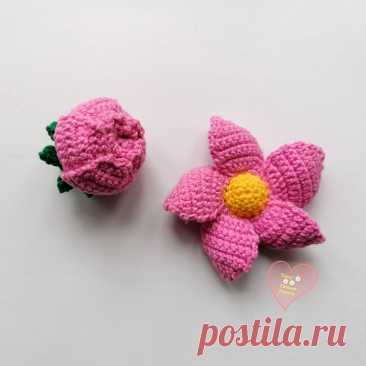 PDF Цветочек крючком. FREE crochet pattern; Аmigurumi toy patterns. Амигуруми схемы и описания на русском. Вязаные игрушки и поделки своими руками #amimore - маленький аксессуар в виде цветка, цветы.