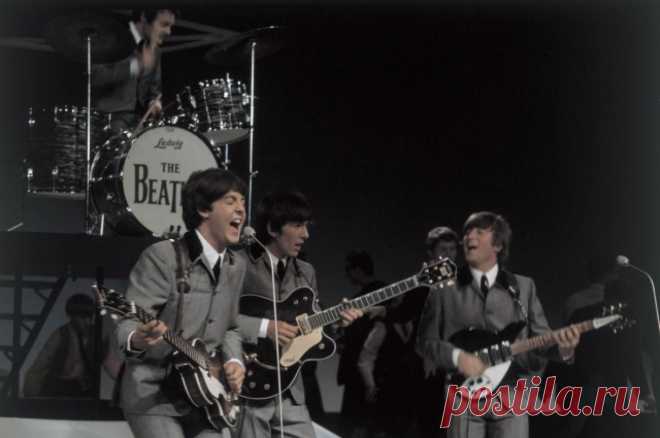 Последняя песня The Beatles возглавила британский хит-парад. В день релиза песня всего за 10 часов поднялась на 42-е место чарта, а спустя неделю заняла первое место.